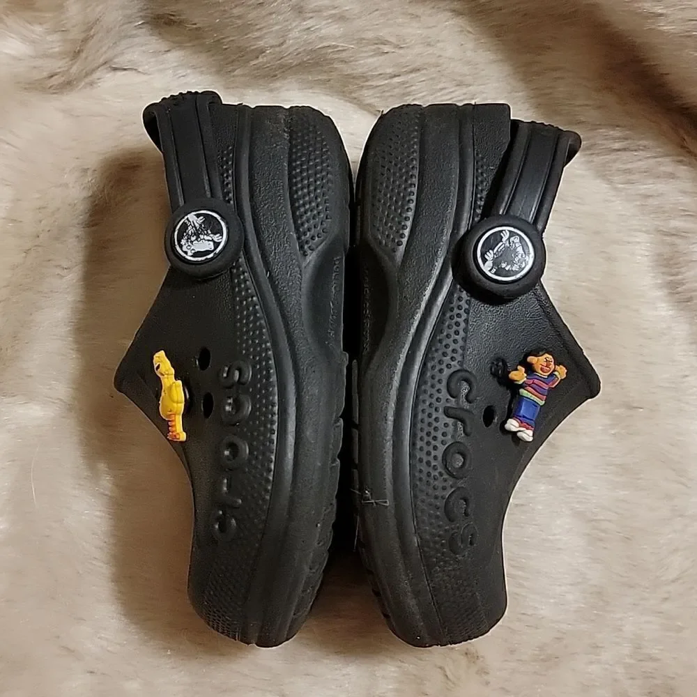 CROCS BLACK CLASSIC CLOGS, SIZE 6-7, WITH SESAME STREET JIBBITZ